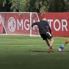 Las dos notables jugadas de Joan Cruz en la práctica de Colo Colo: ¡ruleta ante Gil!