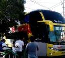 Los buses de Boca fueron apedreados cerca del Santa Laura