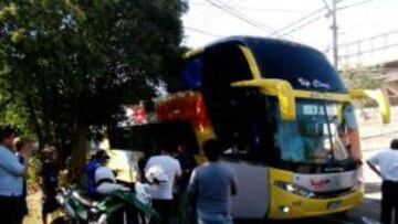 El bus de Boca Juniors fue apedreado en su camino al Santa Laura.