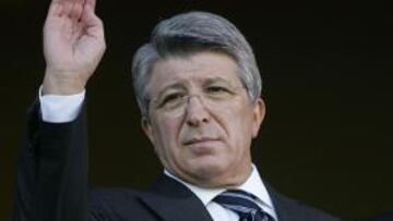 Cerezo: "Lo fácil hubiera sido vender al 'Kun' y a Forlán"