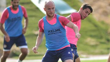 Santi Comesa&ntilde;a intenta quitarle el bal&oacute;n a Isi, durante la sesi&oacute;n de entrenamiento de hoy.