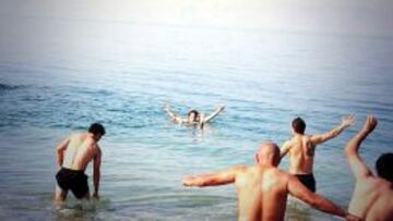 Uruguay celebra su victoria bañándose en el Mar Muerto