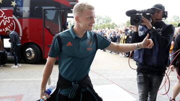 Van de Beek saluda a su llegada al estadio del Vitesse para jugar con el Ajax el pasado s&aacute;bado.