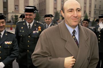 Acusado de varios delitos de malversación y cohecho, el ex director de la Guardia Civil escapó de España por sorpresa el 26 de abril de 1994, cuando un juzgado de Madrid investigaba su enriquecimiento personal. El ex director general de la Guardia Civil Luis Roldán fue capturado tras 10 meses de fuga en Ventiane, la capital de Laos en 1995.