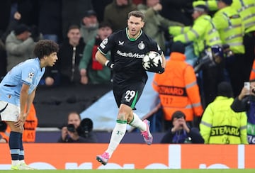 Manchester (United Kingdom), 26/11/2024.- Santiago Gimenez of Feyenoord celebrates as he scores his teams second goal during the UEFA Champions League match between Manchester City and Feyenoord in Manchester, Britain, 26 November 2024. (Liga de Campeones, Reino Unido) EFE/EPA/ADAM VAUGHAN
