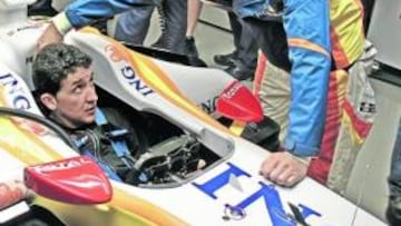 <b>MUY ATENTO AL MAESTRO. </b>Carlos Sastre escucha atentamente, dentro del monoplaza de Renault, las explicaciones del bicampeón mundial Fernando Alonso.