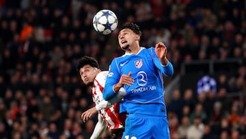 Soccer Football - UEFA Champions League - PSV Eindhoven v Atletico Madrid - Philips Stadion, Eindhoven, Netherlands - December 9, 2025 Atletico Madrid's Marc Pubill in action with PSV Eindhoven's Ricardo Pepi REUTERS/Piroschka Van De Wouw