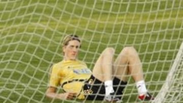 Las pruebas médicas no revelan lesión y Torres se queda en la concentración