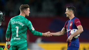 BARCELONA, 29/04/2024.- El delantero polaco del FC Barcelona, Robert Lewandowski (d), felicitado por su compañero, el guardameta alemán Marc-André ter Stegen, tras conseguir un ´hat trick´, a la finalización del partido de la jornada 33 de Liga en Primera División que FC Barcelona y Valencia CF han disputado este lunes en el Estadio Olímpico Lluis Companys. EFE/Alejandro García.
