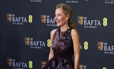 Gillian Anderson posa en la alfombra roja previa a la gala de Premios de BAFTA.