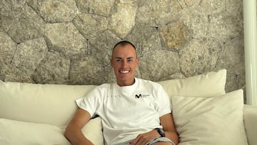 El ciclista español del Movistar Enric Mas posa tras la intervención de las varices en su pierna izquierda