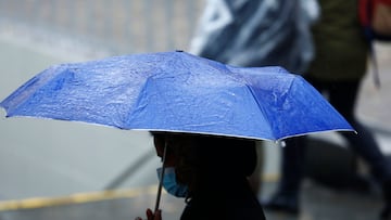 Santiago, 9 de julio de 2022.
Santiaguinos son fotografiados durante las precipitaciones que se extenderan durante todo el fin de semana.
Dragomir Yankovic/Aton Chile