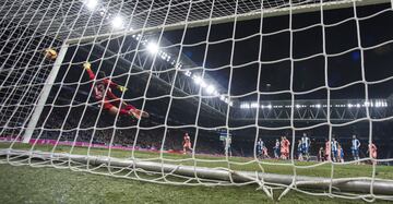 Espanyol-Barcelona (0-4).
Exhibición de Messi, que marcó dos goles de falta, dio una asistencia y liquidó a un Espanyol que pecó de prudente de salida.