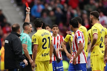 El árbitro Miguel Ángel Ortiz Arias expulsa al jugador del Getafe Abdel Abqar tras revisar en el VAR una imagen en la que el jugador pellizca al jugador rojiblanco, Sorloth, en sus partes íntimas. 