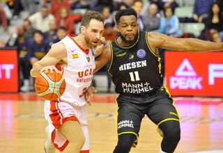 El UCAM arrasa al Riesen alemán con Sito Alonso en el palco