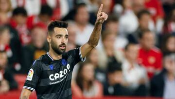 Sevilla, 25/10/2022.- El centrocampista de la Real Sociedad, Brais M¨¦ndez, celebra el segundo gol del equipo donostiarra durante el encuentro correspondiente a la jornada catorce de primera divisi¨®n que disputan hoy mi¨¦rcoles frente al Sevilla en el estadio S¨¢nchez Pizju¨¢n, en Sevilla. EFE/Jos¨¦ Manuel Vidal.
