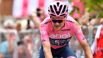 Richard Carapaz cruza línea de meta en una etapa del Giro.