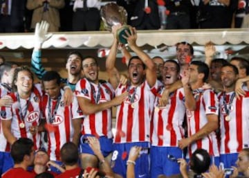 Raúl García celebra con sus compañeros la Supercopa de Europa de 2010 ganada al Inter de Milán. 

