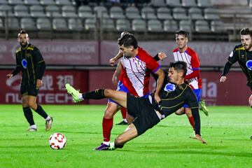 Diego Esteban disputando un bal¨®n con un futbolista del Intercity en la tarde de hoy en El Nuevo Mirador.