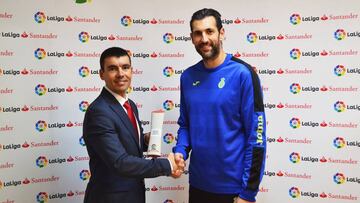 Diego L&oacute;pez, guardameta del Espanyol, recibe el galard&oacute;n al mejor jugador de noviembre de LaLiga 1,2,3