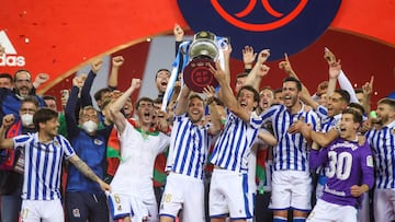 A handout picture released by the Spanish Football Federation (RFEF) shows Real Sociedad&#039;s players celebrating with the trophy after winning the 2020 Spanish Copa del Rey (King&#039;s Cup) final football match between Athletic Bilbao and Real Socieda