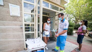 Dispositivo para la realización de pruebas PCR en el Centro de Salud Federica Montseny, para población de entre 15 y 49 años y destinado a la detección precoz de coronavirus en personas asintomáticas, a 20 de agosto de 2020.
THE REALIZATION OF THE PCR TESTS TO THE RESIDENTS OF THE VALLECAS
A HEALTH WORKER CARRIES THE PCR TESTS CARRIED OUT TO TAKE IT TO THE LABORATORY DURING THE REALIZATION OF THE PCR TESTS TO THE RESIDENTS OF THE VALLECAS NEIGHBORHOOD BETWEEN THE AGES OF 15-49 YEARS ON AUGUST 20;2020 IN MADRID;SPAIN.
AFP7 / Joaquin Corchero
20/08/2020