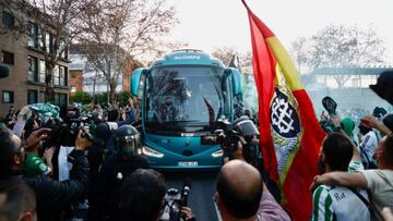 La afición del Betis despide al equipo.