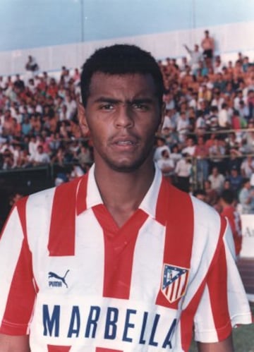 Vistió la camiseta del Atlético de Madrid la temporada 1993-94. Jugó con el Sevilla dos temporadas desde 1994 hasta 1996.