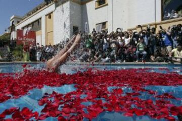 La modelo Nicole Moreno, más conocida como Luli Love, realiza el tradicional piscinazo como reina del Festival de la Canción de Viña del Mar en la piscina del hotel O'Higgins.