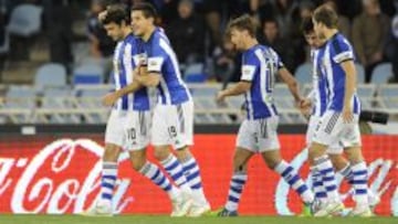 Xabi Prieto, felicitado por sus compañeros tras el gol.