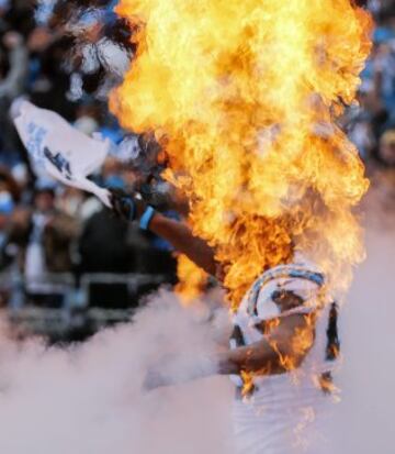 El jugador de los Carolina Panthers Thomas Davis sale al campo para el partido ante los Seattle Seahawks.