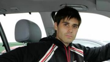 <b>LA DUDA. </b>Aganzo posa en su coche tras un entrenamiento.