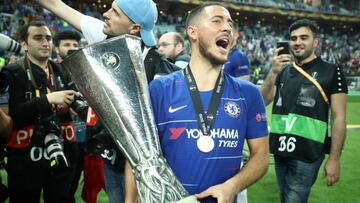 Hazard with the Europe League trophy in 2019.