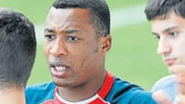 <b>EN EL TRABAJO. </b>Congo, en el centro de la imagen con Canella a su derecha y Guardado a su izquierda, durante el entrenamiento celebrado ayer en El Molinón.