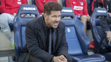 Simeone, en el banquillo del estadio amarillo.