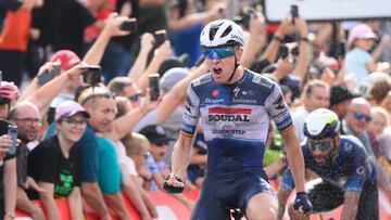 Poznan (Poland), 29/07/2023.- Belgian's Tim Merlier of Soudal - Quick Step sprints to the finish line to win the first stage of the 80th Tour de Pologne 2023 in Poznan, western Poland, 29 July 2023. (Polonia) EFE/EPA/Jakub Kaczmarczyk POLAND OUT