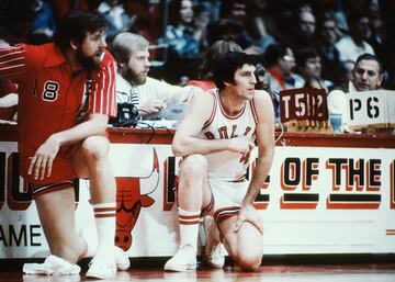 Primer jugador seleccionado por los Bulls en el draft de expansi¨®n de 1966 y estuvo all¨ª durante diez a?os. Ha sido 2 veces Elegido para el All-Star de la NBA (1967, 1969), 4 veces Mejor Equipo Defensivo de la NBA (1969, 1972, 1974, 1975) y 2 veces Segundo Equipo Defensivo de la NBA (1970, 1971).