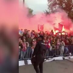Más de 1.000 aficionados arengaron al Atlético en el hotel