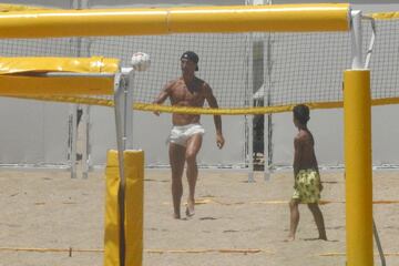 Mandó construir una pérgola alrededor de la playa privada a la que tiene acceso para que los turistas y el resto de huéspedes no pudieran verle. En la foto, juega con su hijo Cristiano Ronaldo Jr.