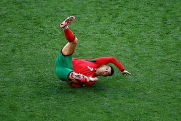 Caída de la estrella portuguesa, Cristiano Ronaldo, durante el duelo frente a la selección turca.