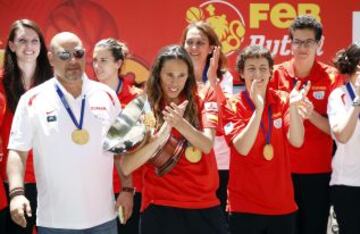 Amaya Valdemoro con el trofeo junto a Elisa Aguilar.