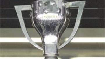 <b>LA COPA.</b> Raúl levantó el trofeo de la pasada Liga.