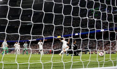 Este gol será recordado por ser el primero de Mbappé con la camiseta blanca en el Bernabéu, pero también merece ser recordado por lo que ha hecho Valverde... El charrúa de espaldas a portería se la pone de tacón a Mbappé que entró por la izquierda y definió de primeras al palo corto.