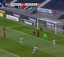 De categoría: golazo de tacón y caño en un mano a mano del tapado de la Bundesliga
