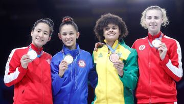 JJPANA3491. LIMA (PERÚ), 05/08/2019.- Lee Kiefer (2-i) de Estados Unidos, medalla de oro, posa con Jessica Guo (i) de Canadá, plata, Ana Di Renzo (2-d) de Brasil, bronce, y Eleanor Grace de Canadá, bronce, este lunes en la premiación de esgrima florete femenino en los Juegos Panamericanos 2019 en Lima (Perú). EFE/ Christian Ugarte