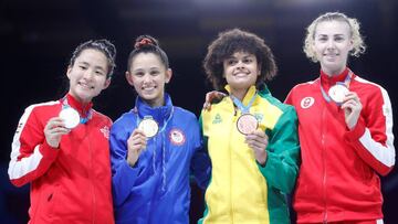 JJPANA3491. LIMA (PER&Uacute;), 05/08/2019.- Lee Kiefer (2-i) de Estados Unidos, medalla de oro, posa con Jessica Guo (i) de Canad&aacute;, plata, Ana Di Renzo (2-d) de Brasil, bronce, y Eleanor Grace de Canad&aacute;, bronce, este lunes en la premiaci&oacute;n de esgrima florete femenino en los Juegos Panamericanos 2019 en Lima (Per&uacute;). EFE/ Christian Ugarte