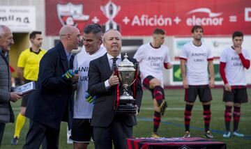 El Arenas Club recibió de Luis Rubiales, presidente de la RFEF, una réplica de la Copa del Rey ganada en 1919 al Barcelona por 5 goles 2 en la final jugada en Madrid. En 1937, durante la Guerra Civil y a causa de un incendio, el trofeo desapareció de las vitrinas del club vizcaíno. Cien años después vuelve a las vitrinas del equipo de Getxo. Franqui Egusquiaguirre, presidente del Arenas, con el trofeo.