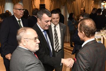 Alfredo Relaño (director de Diario As), Javier Guillén (director de la Vuelta a España) y  Mohammed Jaham Al Kuwari (embajador de Qatar en España).