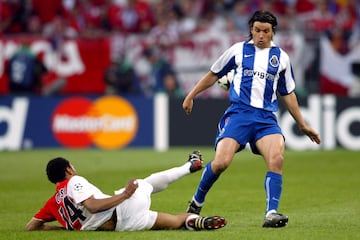 Lateral izquierdo portugués que pese a ser canterano del Sporting de Portugal, vivió sus mejores éxitos deportivos en el Oporto. Desempeñó como central diestro en el esquema defensivo de cinco jugadores que Mourinho utilizó para eliminar al Manchester United. Se marchó al Everton en 2006 por 2 millones de euros.  