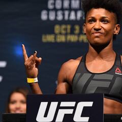 Angela Hill completa el póker